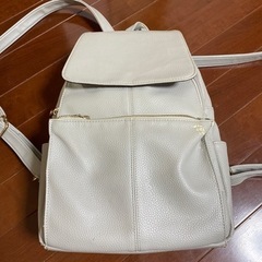 くすみグレーのリュック