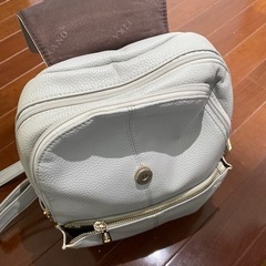 くすみグレーのリュックの画像