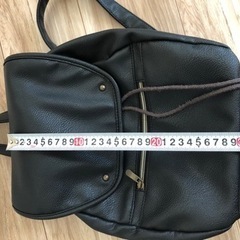 黒リュックの画像