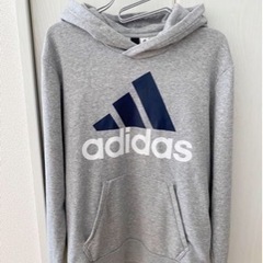 adidasパーカーの画像