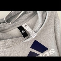 adidasパーカーの画像