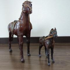 親子馬の置物の画像