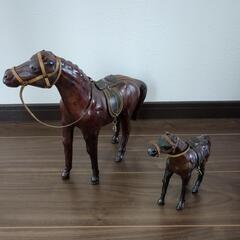 親子馬の置物の画像