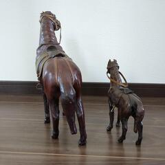親子馬の置物の画像