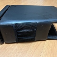 トヨタアクア肘掛け小物入れ