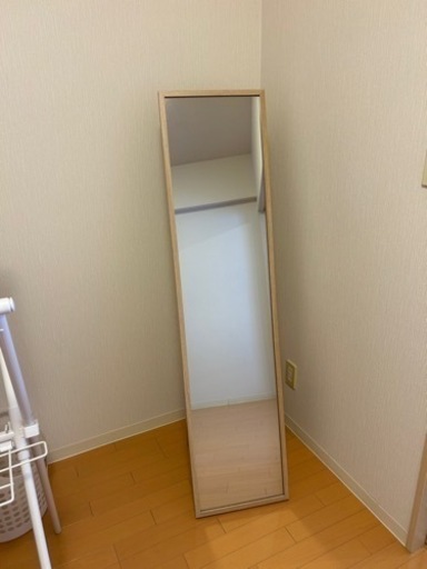 スタンドミラーとテーブル