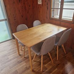 ニトリのダイニングテーブル　と　イームズの布製チェア4脚