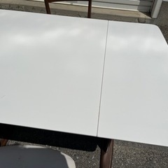 ダイニングテーブル 回転式ダイニングチェア2脚の画像