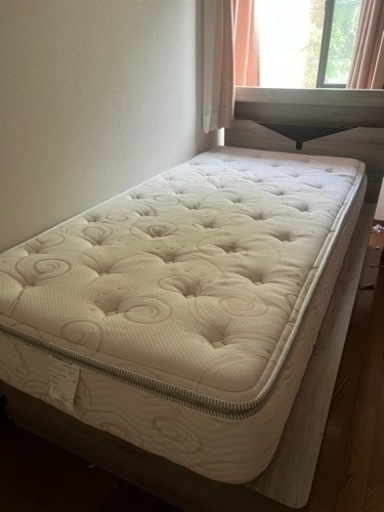 大塚家具　ベッドフレームとシモンズのシングルマット