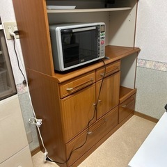 大きな食器戸棚の画像