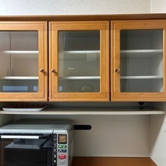 大きな食器戸棚の画像