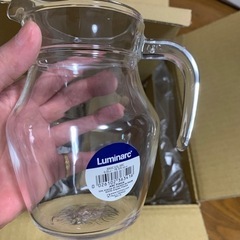 　ピッチャー、デキャンター、コップ、グラスの画像
