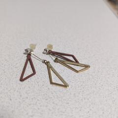 ピンク×ゴールド三角ピアス(樹脂)の画像