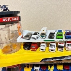 トミカ ダブルアクショントミカビル　ミニカー付き　おもちゃ ミニカーの画像