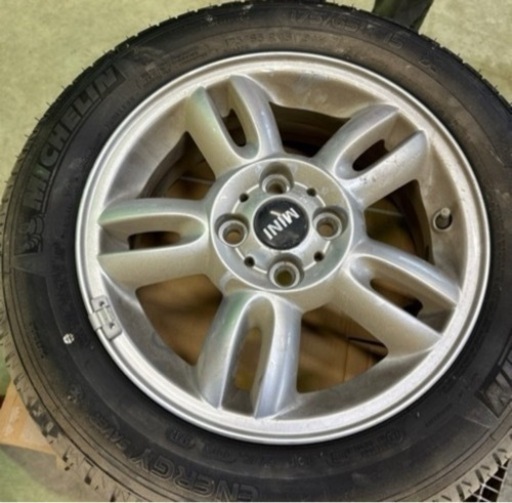 車のパーツ タイヤ、ホイール