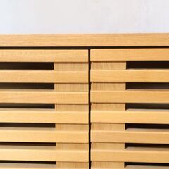 unico(ウニコ)で取り扱われていたLIJN(レイン)シリーズのキャビネットです！ニレ材のナチュラルな雰囲気は北欧テイストのインテリアにも合うリビングボード。前扉のスリットデザインがアクセントに♪の画像