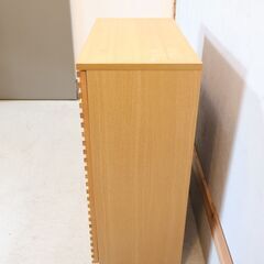 unico(ウニコ)で取り扱われていたLIJN(レイン)シリーズのキャビネットです！ニレ材のナチュラルな雰囲気は北欧テイストのインテリアにも合うリビングボード。前扉のスリットデザインがアクセントに♪の画像