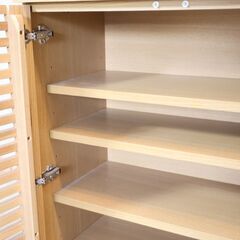 unico(ウニコ)で取り扱われていたLIJN(レイン)シリーズのキャビネットです！ニレ材のナチュラルな雰囲気は北欧テイストのインテリアにも合うリビングボード。前扉のスリットデザインがアクセントに♪の画像