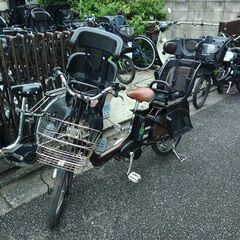 ｄ33🌀🟢🔴土日もお子様と土足のまま、いろいろなタイプの電動自転車のご試乗可能です。  🌕️🟢電動自転車・リサイクル専門店　🔵🔴　ご試乗をしてから、ご購入できます。  🔴２０インチ、チャイルドシート、２人乗り、３人乗り、１人乗り電動自転車  🔴🔵バカ良心的な電動自転車屋🔴１００日間・安心の無料点検・🌕️無料交換保証サービス付き  🟢後ろチャイルドシートを大きめのかごに変更のオプション無料です。  🔴バッテリーは新品の９０％以上の性能です。  🟣１回の充電で３０Ｋｍ程度走行可能の画像