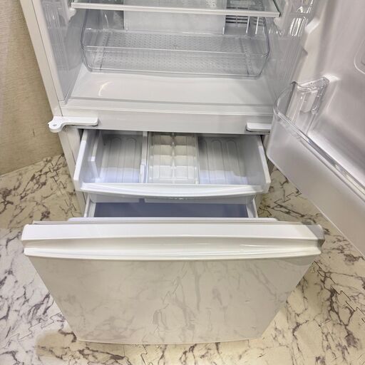  17130  SHARP 一人暮らし2D冷蔵庫 2017年製 137L ◆大阪市内・東大阪市他 5,000円以上ご購入で無料配達いた