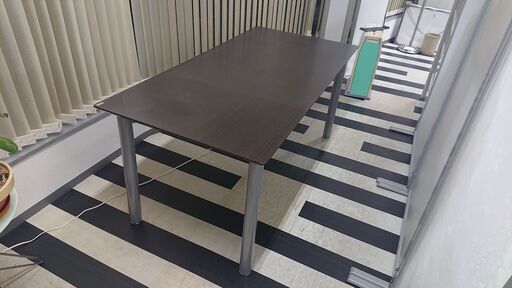 ブラウンのテーブル　※要組み立て・足パーツ付属あり