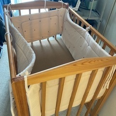 木製ベビーベッドの画像