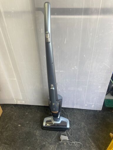 ☆中古￥2,500！Electrolux　2WAYスティッククリーナー　家電　ZB3311型　【BD133】