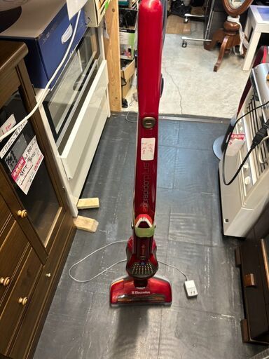 ☆中古￥3,000！Electrolux　充電式掃除機　家電　【BD141】