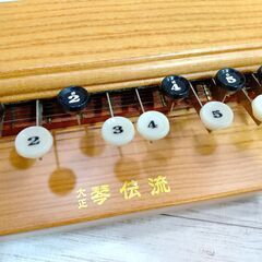 美品/大正琴/琴伝流/敷島/弦楽器/和楽器/ハードケース付き/総桐/長さ約70cm/重さ約1.3kg/E0DP0121の画像