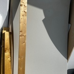 2×4材、グラスウール、ベニヤ板、石膏ボード　建築材料　DIY 