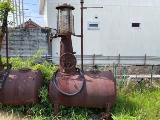 アンティークなガソリン給油器