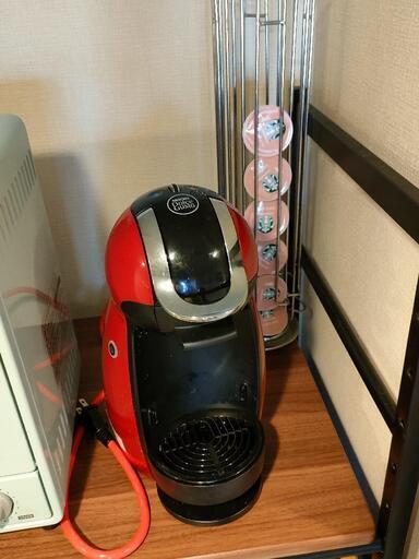 コーヒーメーカー　ドルチェグストとカプセル入れ
