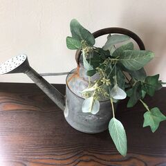アンティーク　ブリキのジョーロ（フェイク植物付）の画像
