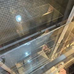 ガラス棚スチール枠棚移動可能ハンガーもかけれる
