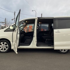 低走行高年式！月々1.2万円〜分割払い可❗️車検2年付き！大人気☆日産 セレナS-ハイブリッド☆8人乗り☆HDDナビ付き☆走行中DVD観れます☆ETC付き☆バックカメラ付き☆ドラレコ付き☆両方電動スライドドア☆ウィンカーミラー☆フル装備☆車内広々三列シート‼️の画像