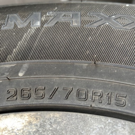 車のパーツ タイヤ、ホイール265/70R15