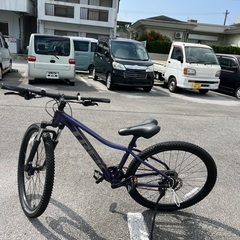 マウンテンバイク　メーカー（トレック）ムラサキ色の画像