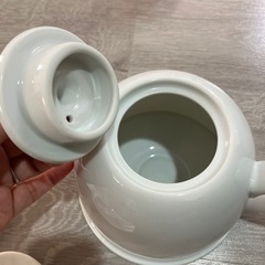 湯呑みポットと茶菓子皿の画像