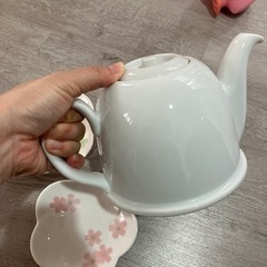 湯呑みポットと茶菓子皿の画像