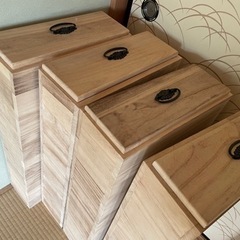 押入れの中におく木の収納の画像