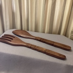 木彫りのフォークとスプーン　オブジェの画像