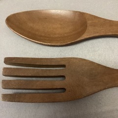 木彫りのフォークとスプーン　オブジェの画像