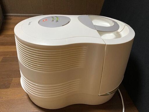 ヨーロッパ家具を想わせるラインの曲線でデザインされた外観が特徴の加湿器、高出力です。