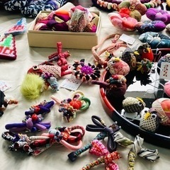 ハサミ入れ(ハサミの模様がある)・ブローチ・財布・カバンなどの画像