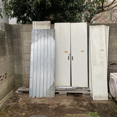  ① 【引き取り限定】大型スチール製物置 屋外用 鍵付き 解体済 ２台 パーツ要修正 山梨県 上野原市の画像