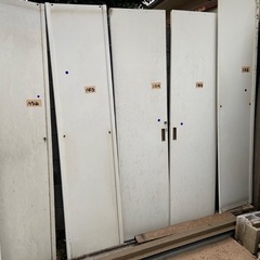  ① 【引き取り限定】大型スチール製物置 屋外用 鍵付き 解体済 ２台 パーツ要修正 山梨県 上野原市の画像