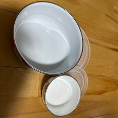 【新品】円形いちご柄ホーロー？タッパー２セットの画像