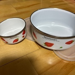 【新品】円形いちご柄ホーロー？タッパー２セットの画像