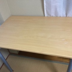 シンプルな机　の画像