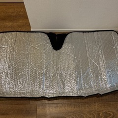 車のフロントガラス用サンシェードの画像